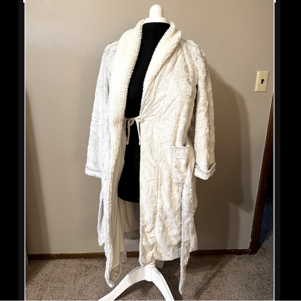 Super Soft & Cozy Fur-like Bath Robe - XS/S - Picture 3 of 5